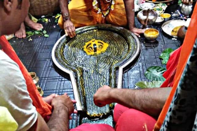 Book Jalarpan Pooja & Darshan with pandits and purohits for Baba Baidyanath Dham Jyotirlinga Temple Deoghar, also known as Vaidyanath or Baidhyanath or Baijnath or Vaijnath Dham