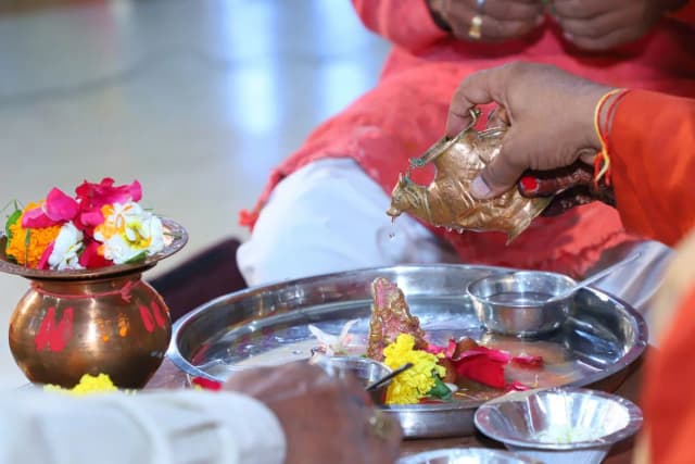 Book vistrit pooja & Darshan with pandits and purohits for Baba Baidyanath Dham Jyotirlinga Temple Deoghar, also known as Vaidyanath or Baidhyanath or Baijnath or Vaijnath Dham